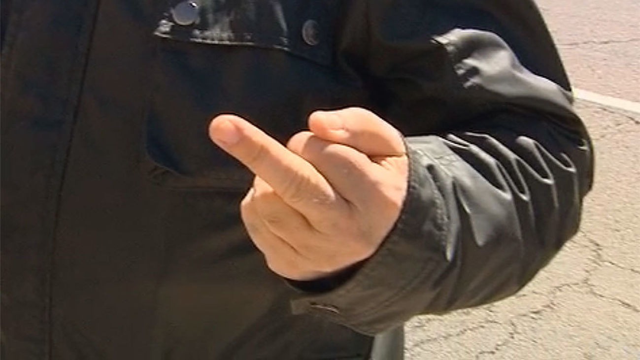 Le arranca el dedo de un mordisco en una discusión de tráfico