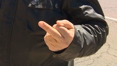 Le arranca el dedo de un mordisco en una discusión de tráfico