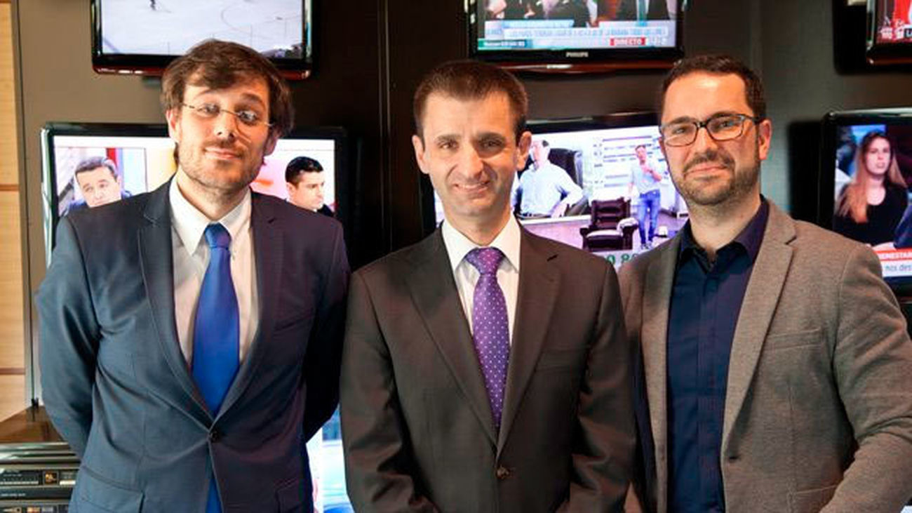 Daniel Méndez y Rafael Escudero, de la Red Española de Inmigración y Ayuda al Refugiado, con el director general de Radio Telev