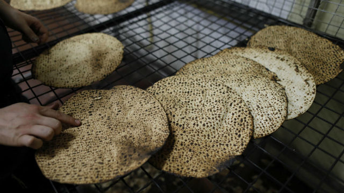 Preparación del "matzá", pan ázimo que los judíos deberán comer durante los siete días de Pascua (Pesaj)