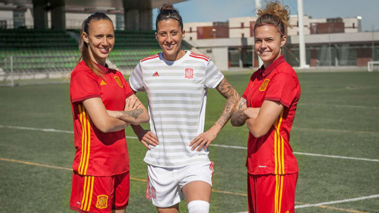 La selección femenina presenta sus nuevas equipaciones