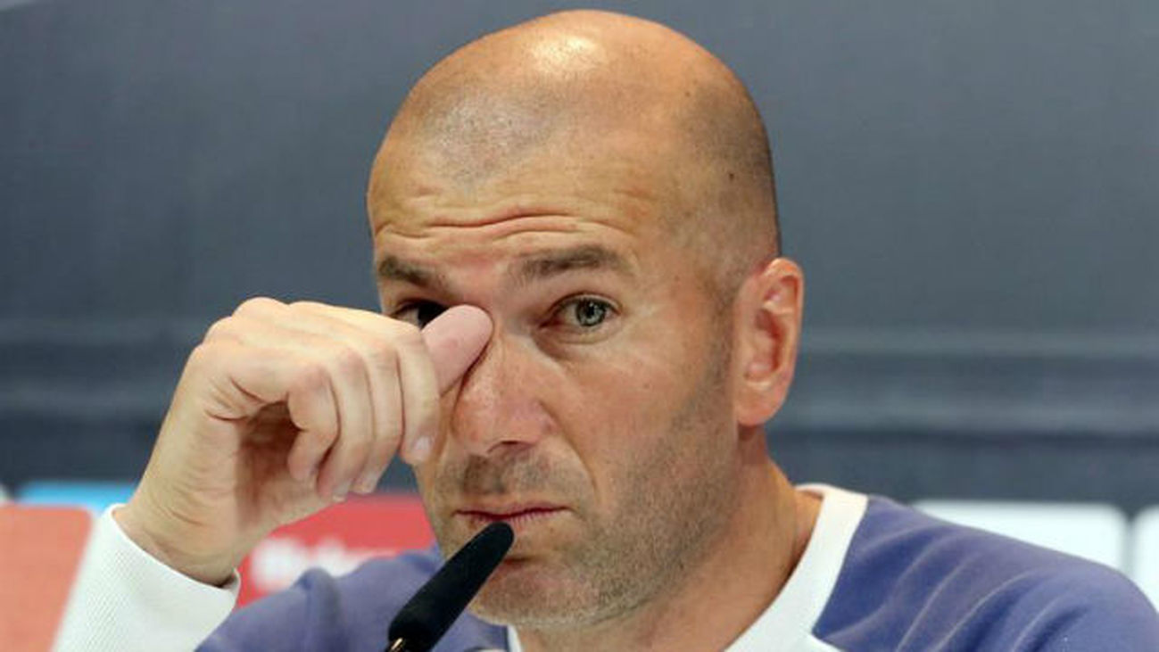 Zidane, "decepcionado", dice que su futuro depende de "alguien más"