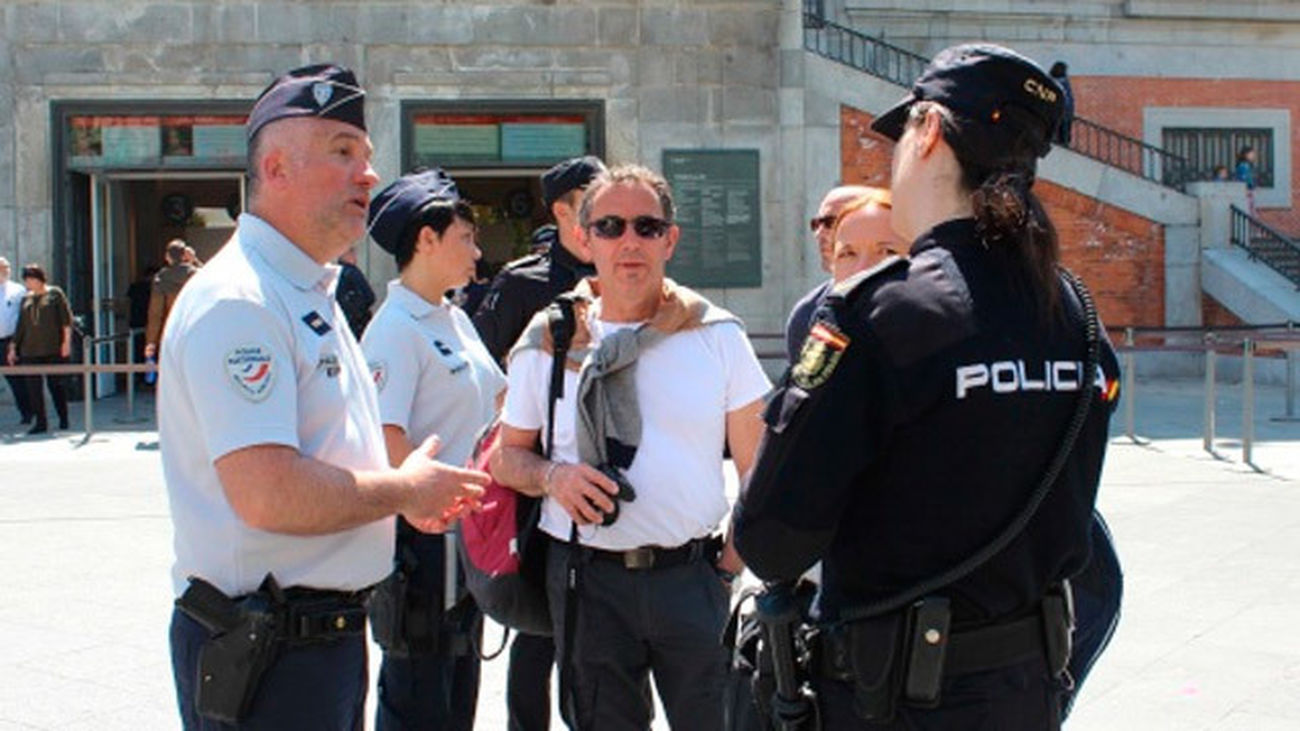 Agentes franceses y portugueses patrullan junto a la Policía Nacional para reforzar la atención al turista en Semana Santa