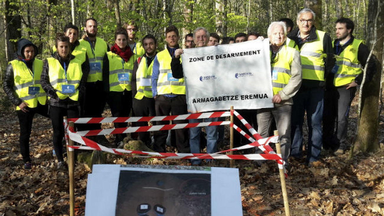 ETA entrega 120 armas y 3 toneladas de explosivo en 8 zulos
