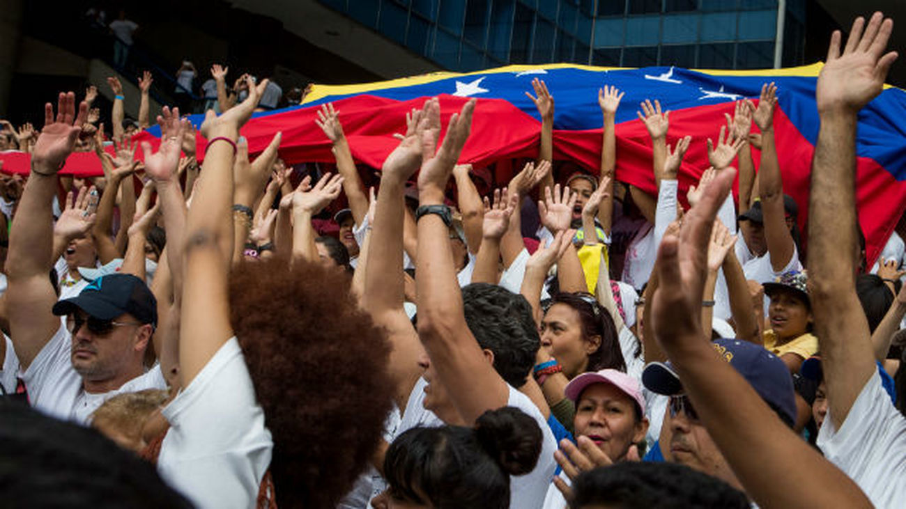 Un grupo de personas se congrega durante una manifestación en Caracas