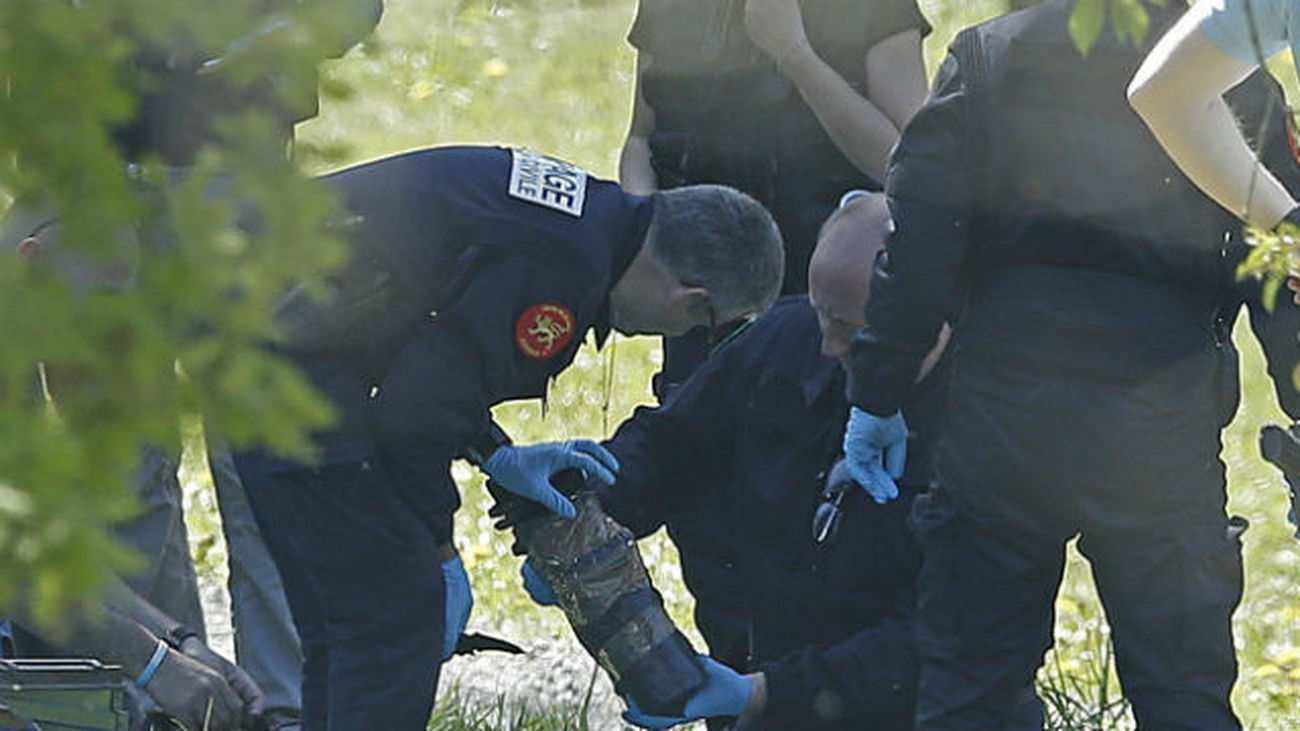 La policía francesa observan las armas encontradas en uno de los zulos