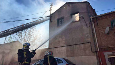 Los Bomberos extinguen un aparatoso incendio en un edificio abandonado de Pozuelo