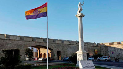 Un juzgado ordena al Ayuntamiento de Cádiz retirar la  bandera republicana