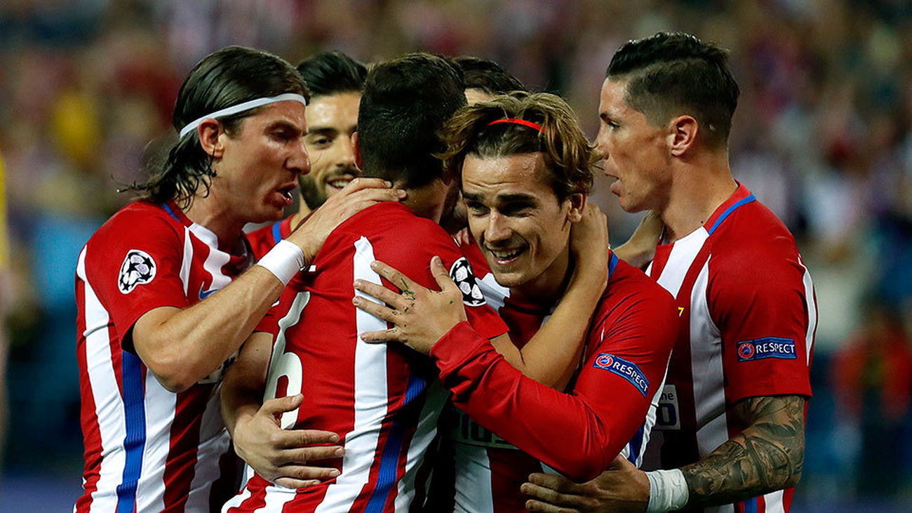 El delantero francés del Atlético de Madrid Antoine Griezmann celebra con sus compañeros, su gol ante el Leicester