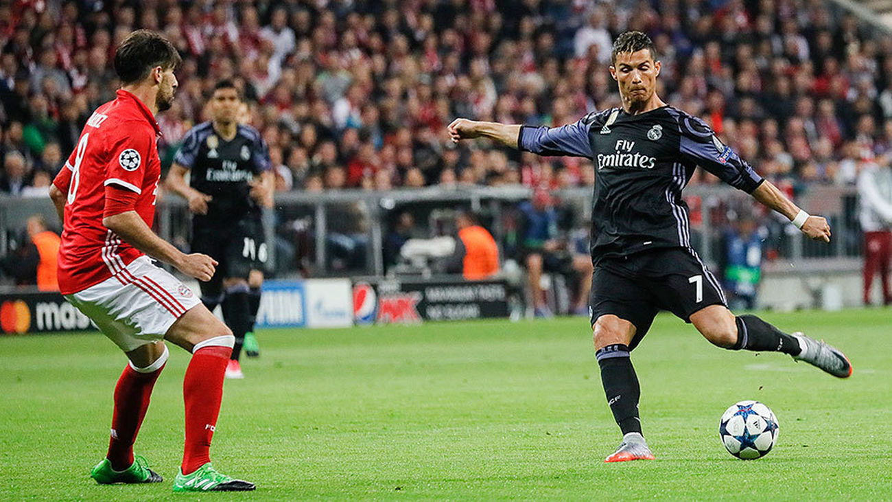 Cristiano Ronaldo remata un balón ante la marca de Javi Martínez, durante el primer partido de los cuartos de final de la Liga