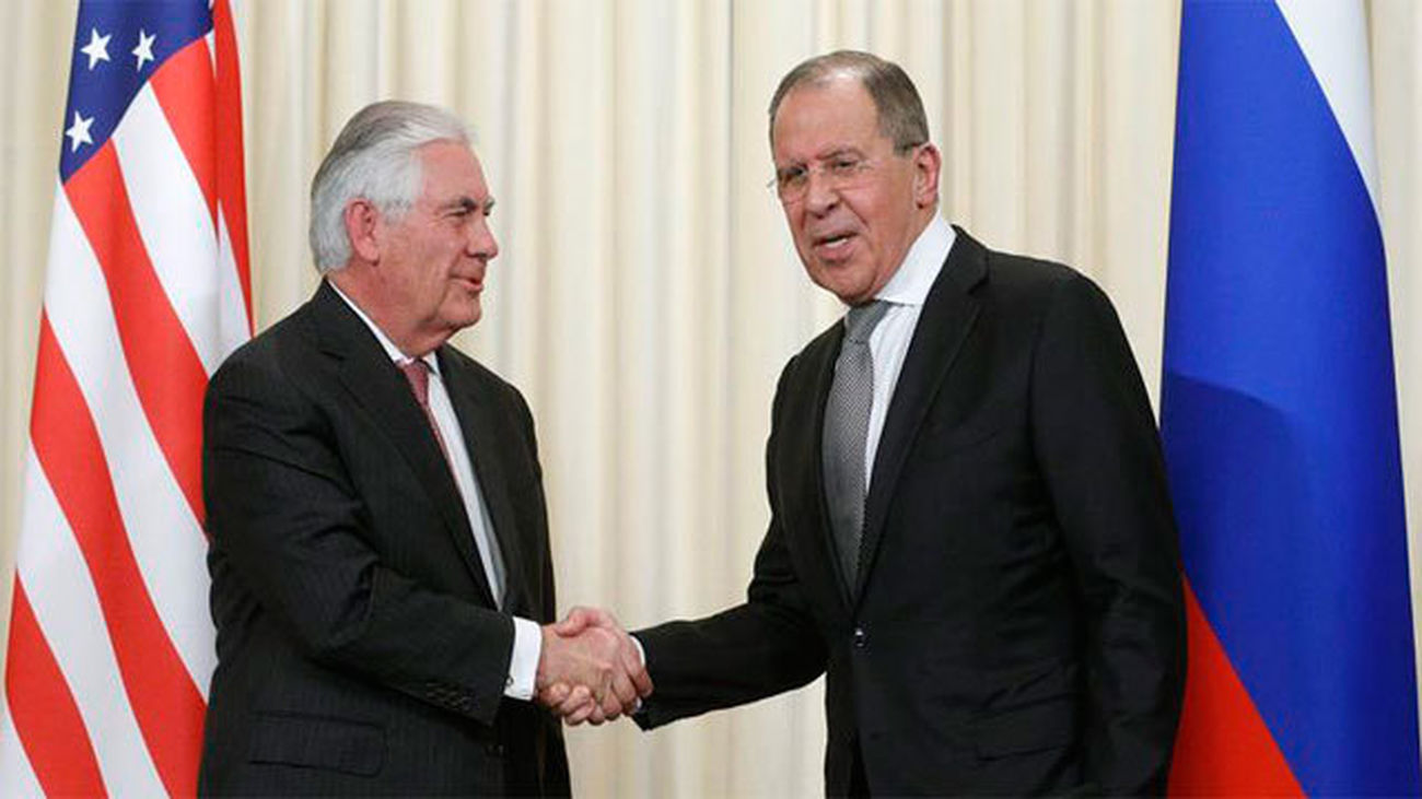 El ministro ruso de Exteriores, Serguéi Lavrov (d),  con el secretario de Estado de EEUU, Rex Tillerson (i)
