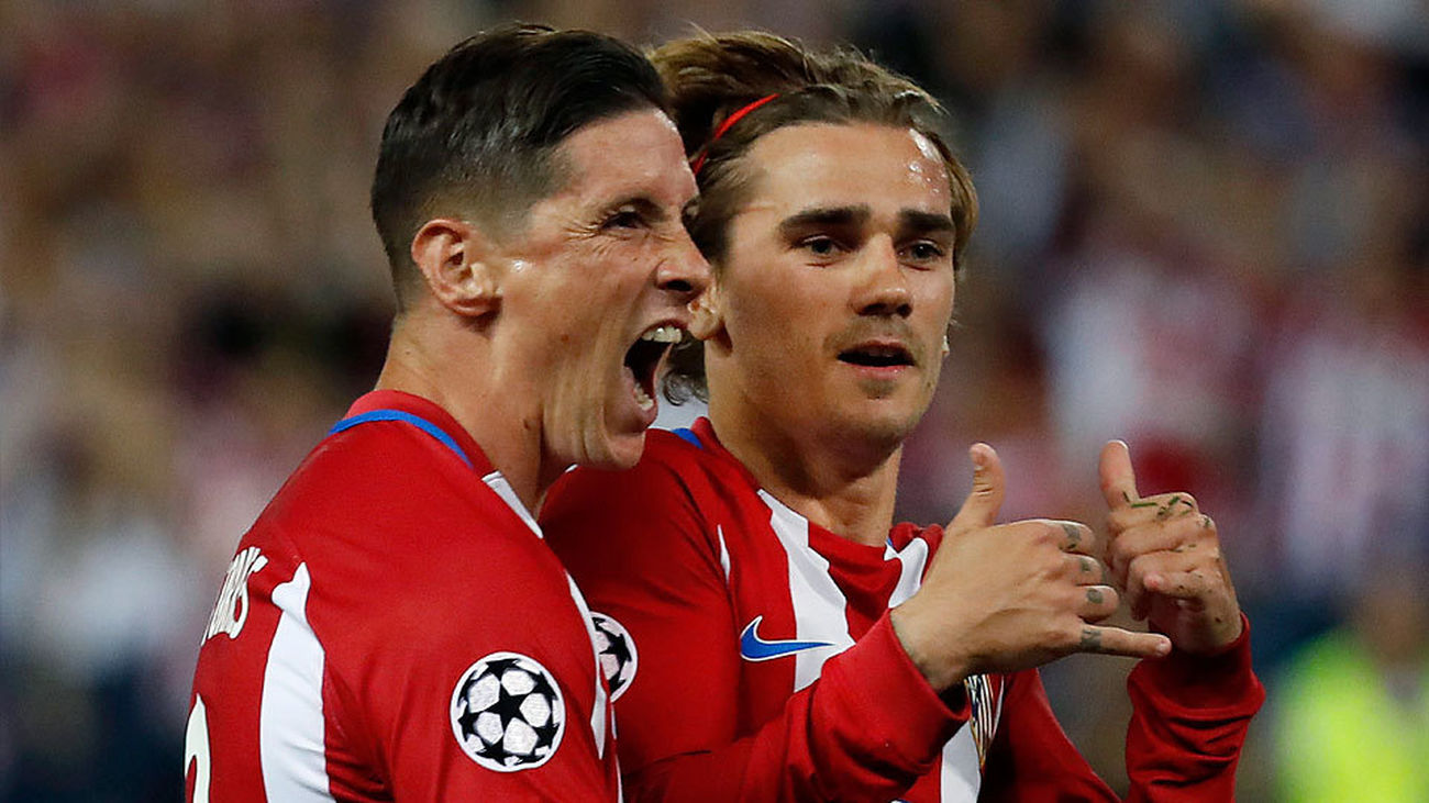 Fernando Torres y Antoine Griezmann celebran un gol ante el Leicester durante el partido de ida de cuartos de final de la Liga