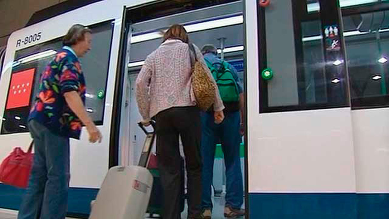 Los usuarios "contentos" con la  reapertura de la línea 8 de Metro