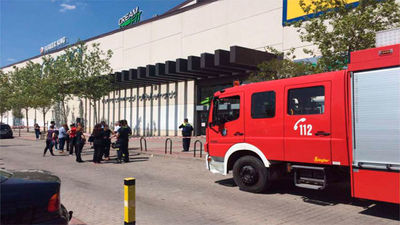 Cierre y desalojo del centro comercial  Valdebernardo por la fisura de una viga