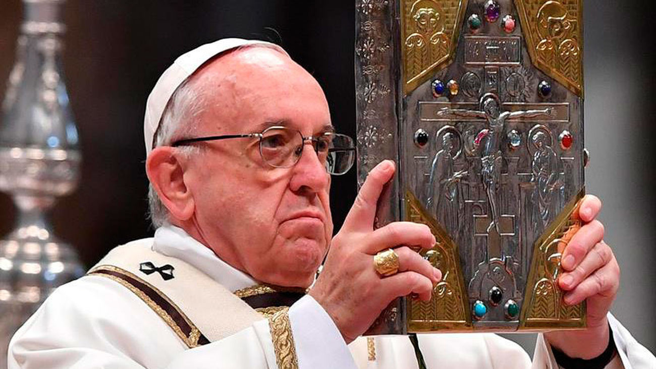 El papa Francisco oficia la misa Crismal de Jueves Santo en la Basílica de San Pedro del Vaticano. (EFE)