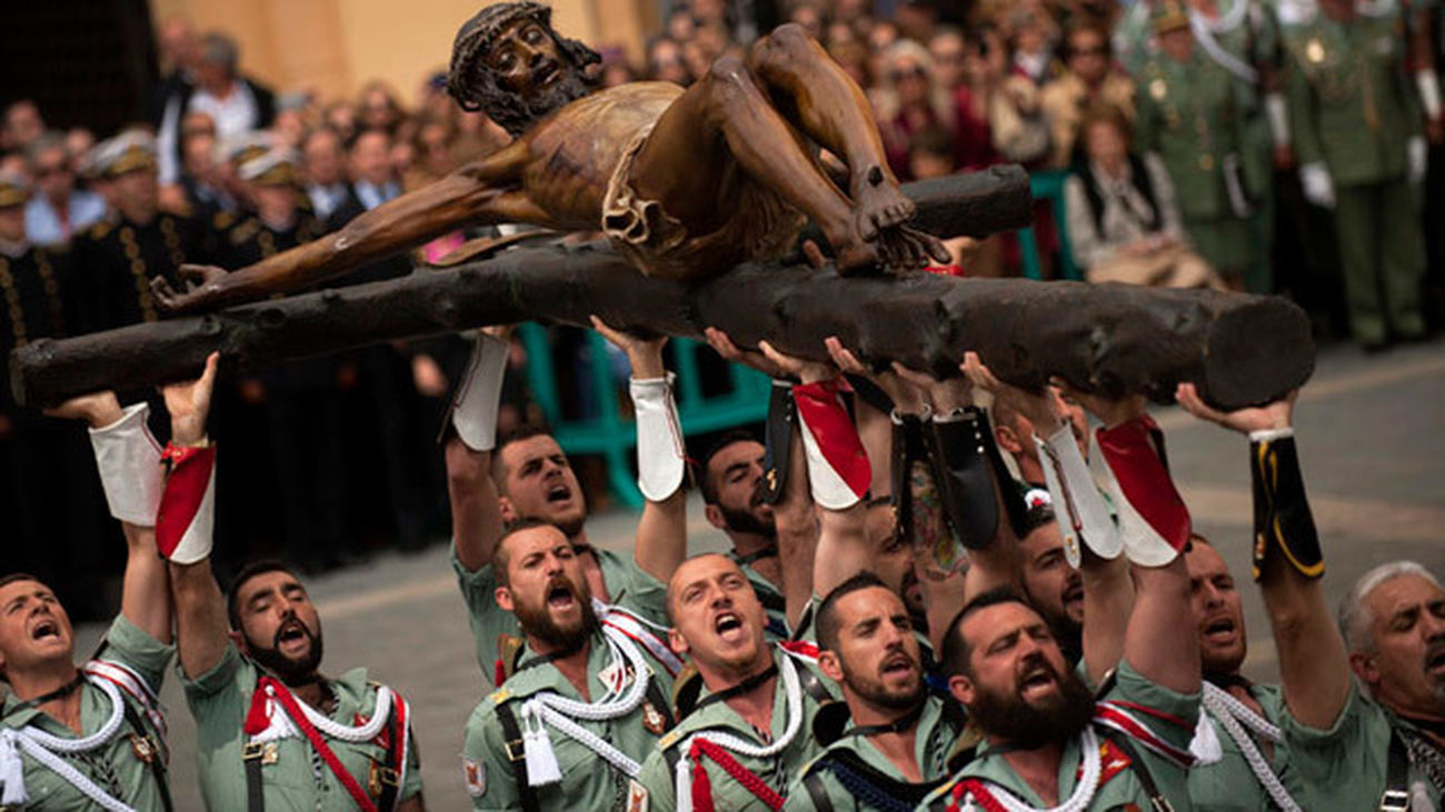 El desembarco de la Legión y el traslado del Cristo de la Buena Muerte atraen a miles de personas a Málaga