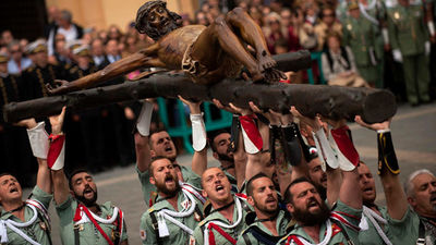 El desembarco de la Legión y el traslado del Cristo de la Buena Muerte atraen a miles de personas a Málaga