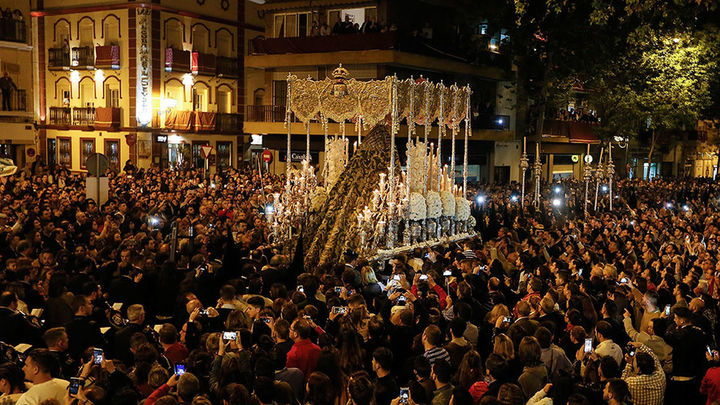 Esperanza Macarena a la salida de su basílica para iniciar su procesión en la celebración de la Madrugá sevillana / Telemadrid
