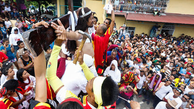 Media docena de filipinos se crucifican el Viernes Santo
