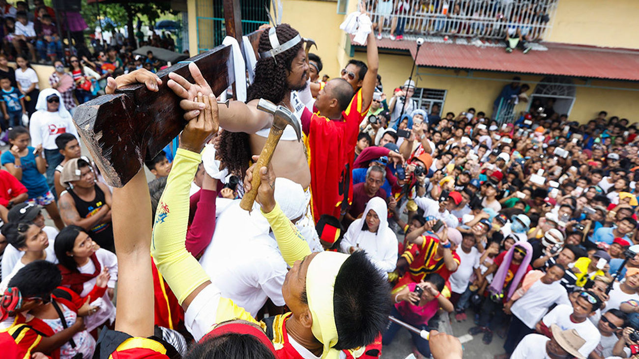 Un penitente filipino es crucificado en público para recordar el sufrimiento de Cristo durante la celebración del Viernes Santo