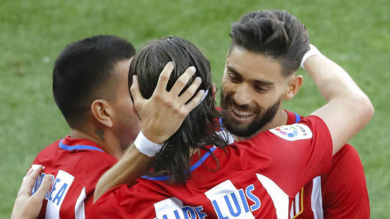 Kasmirski celebra su gol con Ferreira-Carrasco y Correa