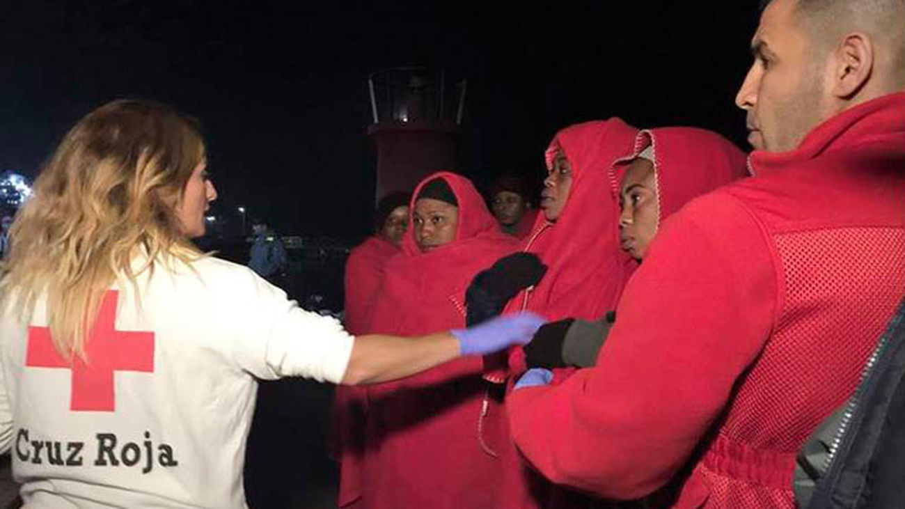 Rescatada una patera con 52 migrantes subsaharianos  al noroeste de la isla de Alborán