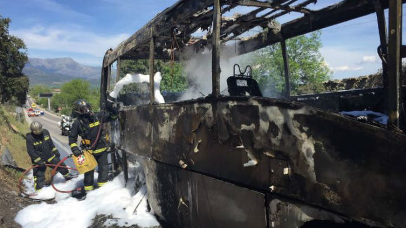 Un autobús con 26 ocupantes de un coro arde en la M-600 sin causar heridos