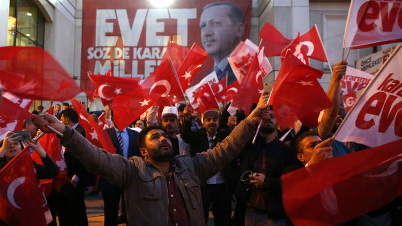 Vence el "sí" al sistema presidencial de Erdogan con un 51 % de los votos