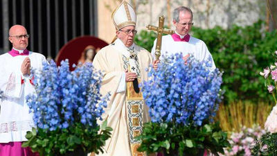 El Papa imparte la bendición 'Urbi et Orbi' ante miles de fieles en la Plaza de San Pedro