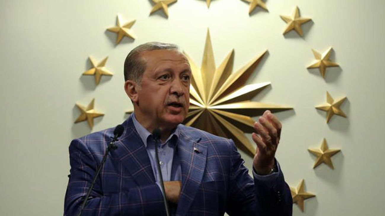 Gana el 'sí' al sistema presidencial en Turquía, pero la oposición impugnará
