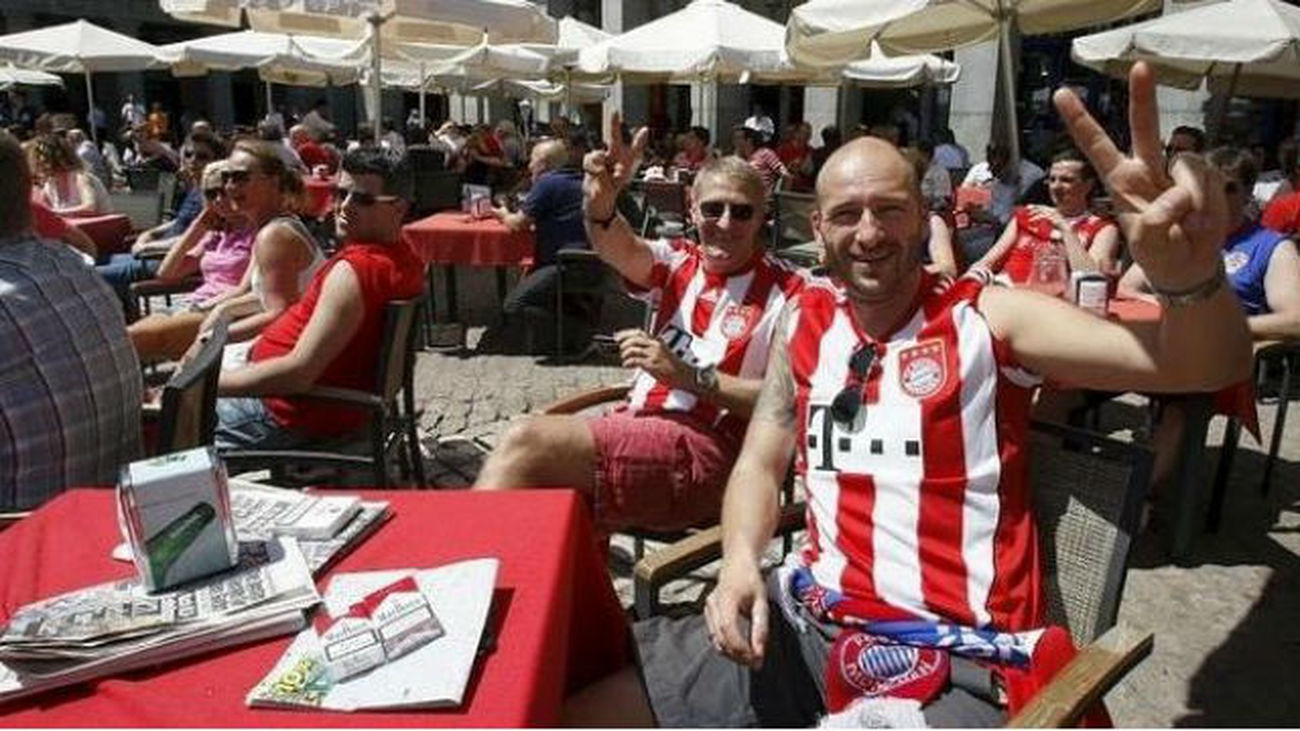 Miles de aficionados del Bayern y Atlético inundan las calles de Madrid y Leicester