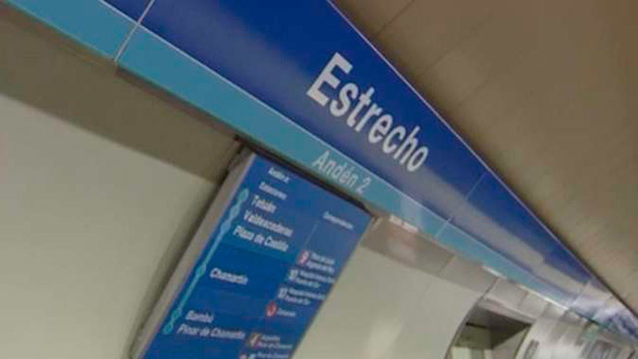 Un tren del metro con viajeros circula sin conductor durante una estación