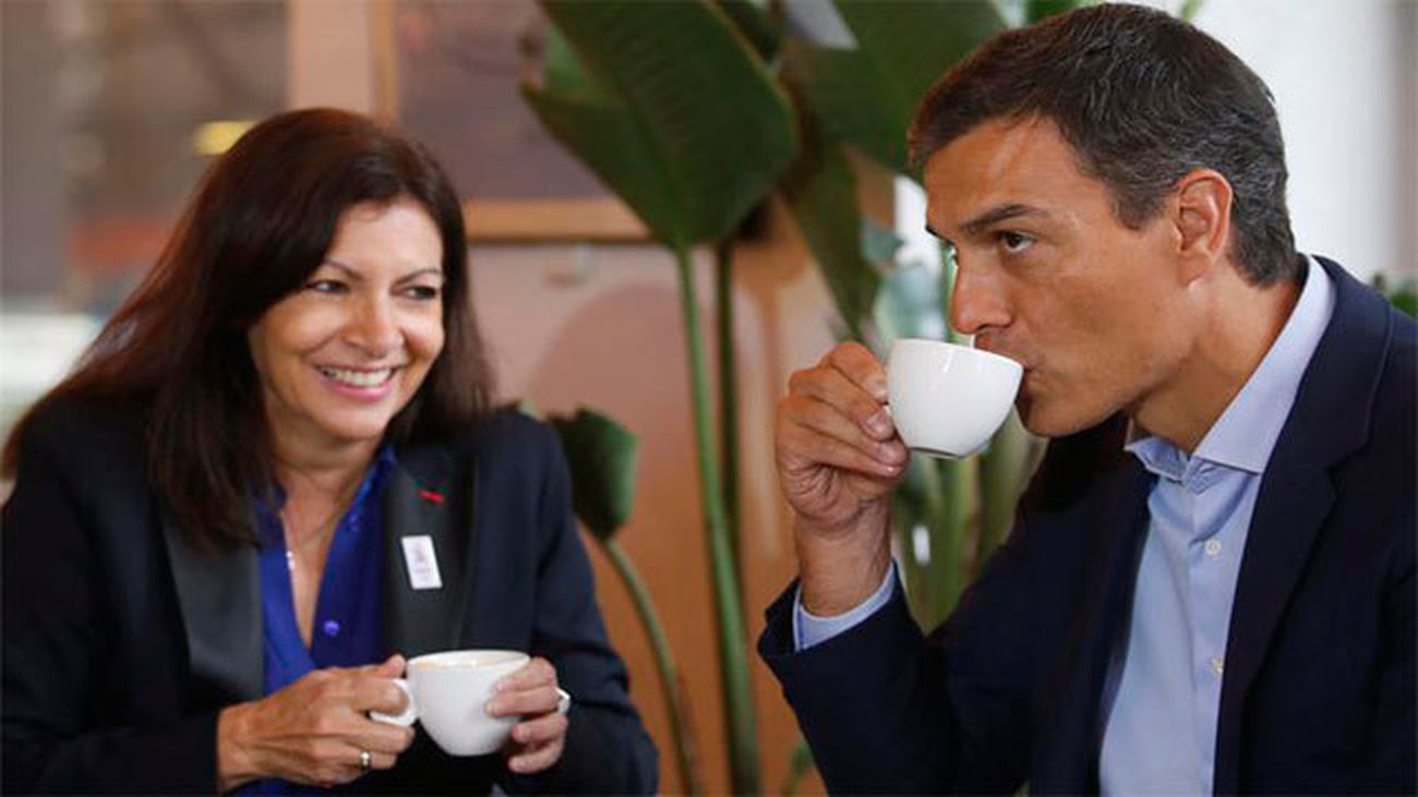 Anne Hidalgo "retrata" su apoyo a Pedro Sánchez