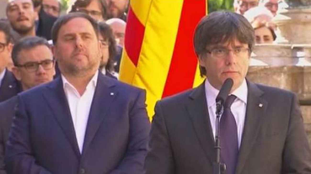 Puigdemont y Junqueras firman el compromiso  de "todo" el Govern con el referéndum