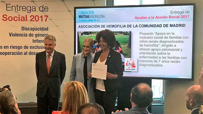 Cifuentes destaca el carácter social de sus medidas y su apoyo a necesitados