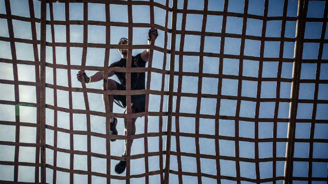 Espartanos trepan la cuerda