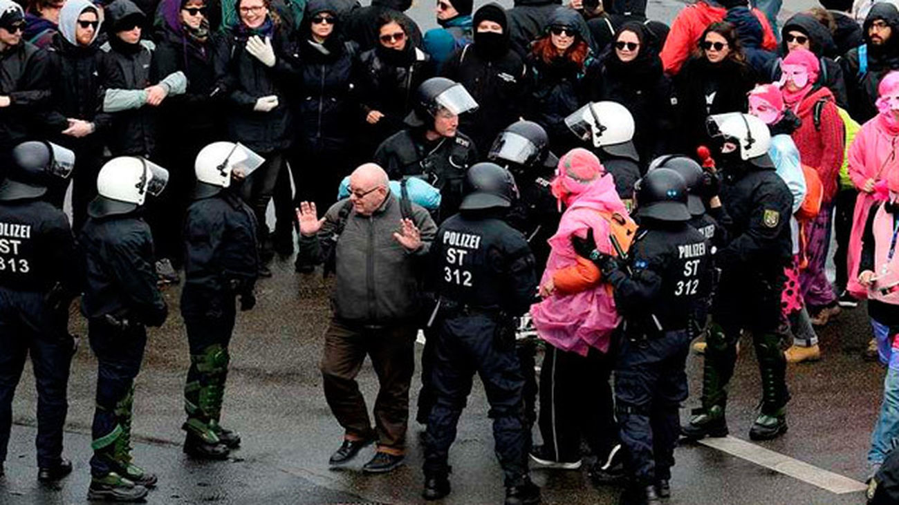 Ultraderecha alemana afronta un congreso envuelto en cismas y protestas