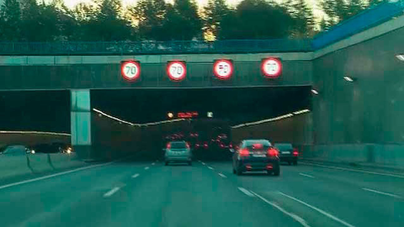 Extinguen un aparatoso incendio de un vehículo  dentro de un túnel de la M-30