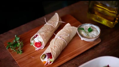 La receta del día: Wrap de ensalada griega con salsa de pepino