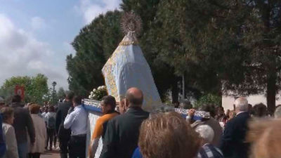 Los vecinos de Fuencarral sacan en procesión a la imagen de Nuestra Señora de Valverde