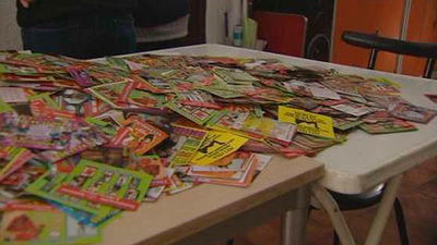 Los anuncios de prostitución convertidos en los nuevos cromos en los colegios de Ciudad Lineal