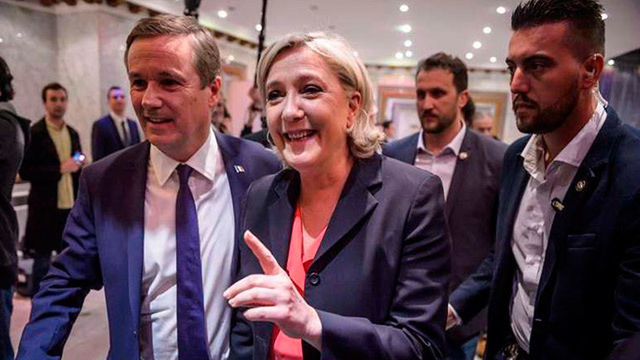 Le Pen afirma que "el euro está muerto" y propone que cohabiten dos monedas