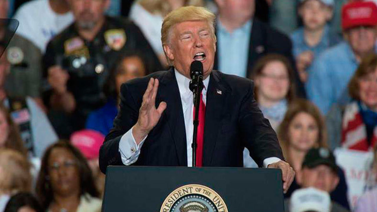 Trump subraya que ha cumplido "una promesa tras otra" y ataca a la prensa