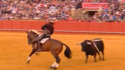 Orejas para Galán y Ventura en un discreto festejo de rejones en Sevilla
