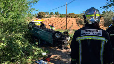 Tres jóvenes heridos leves al volcar su vehículo en la A-3