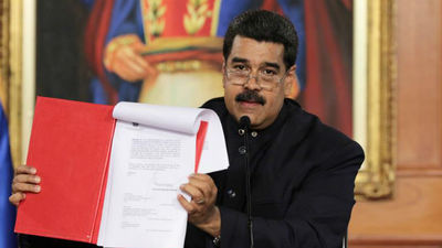 Maduro pide cambiar la Constitución y la oposición llama a la rebelión contra el golpe