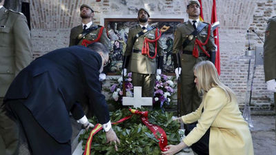 Cifuentes rinde homenaje a los caídos del Dos de Mayo