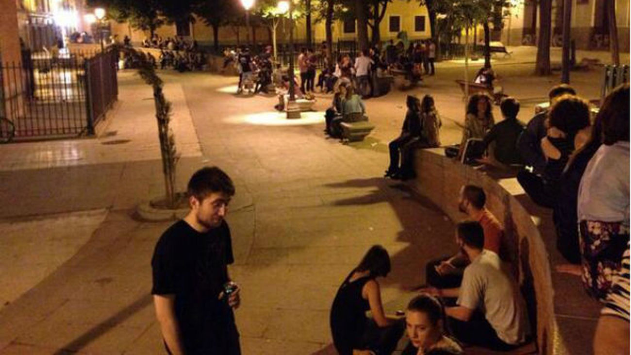 La Plaza del Dos de Mayo vive otra noche de botellón