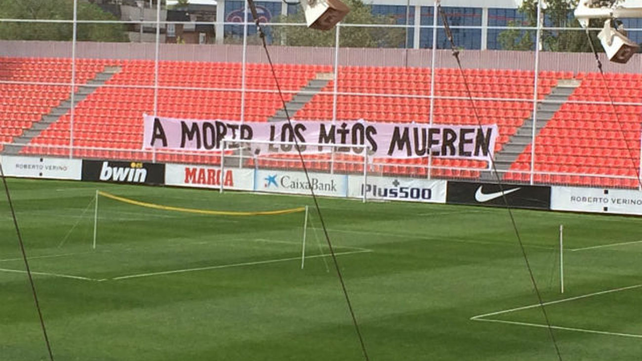 El Atlético vuelve al trabajo con una pancarta de apoyo de la afición