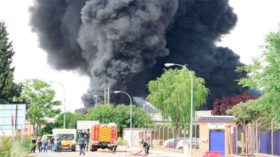 Tres heridos graves y decenas leves en el incendio en una nave de residuos de Arganda